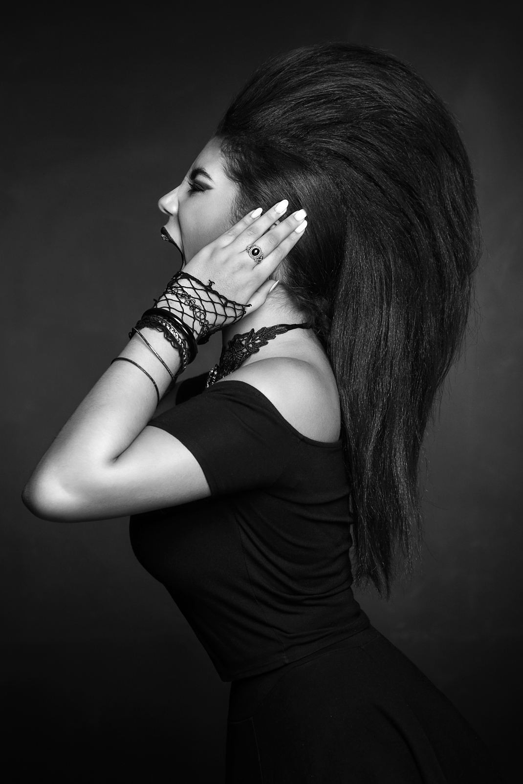 Portrait - Markus Hertzsch - B&W - Girl - Model - Bildlook - Face - Pose - Art - Hair - Eyes - Scream - Loud - Power - Noise - Fashion - Miriam