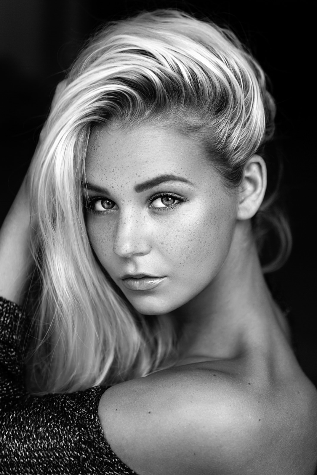 Portrait - Markus Hertzsch - B&W - Girl - Model - Bildlook - Face - Pose - Art - Hair - Eyes - Lorena - Blonde