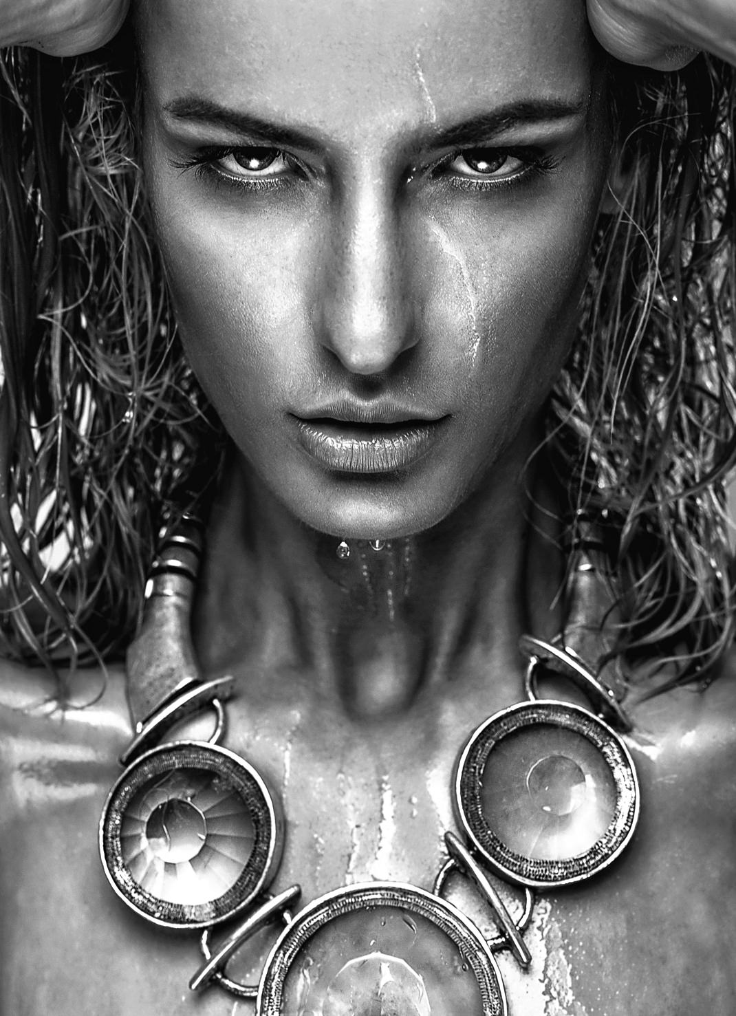 Portrait - Markus Hertzsch - B&W - Girl - Model - Bildlook - Face - Pose - Art - Hair - Eyes - Necklace - Rosmarie - Water - Wet - Drop - Blonde