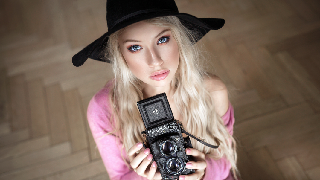 Two Beauties - Linda & Yashica MAT 124 G - Markus Hertzsch - Camera - Girl