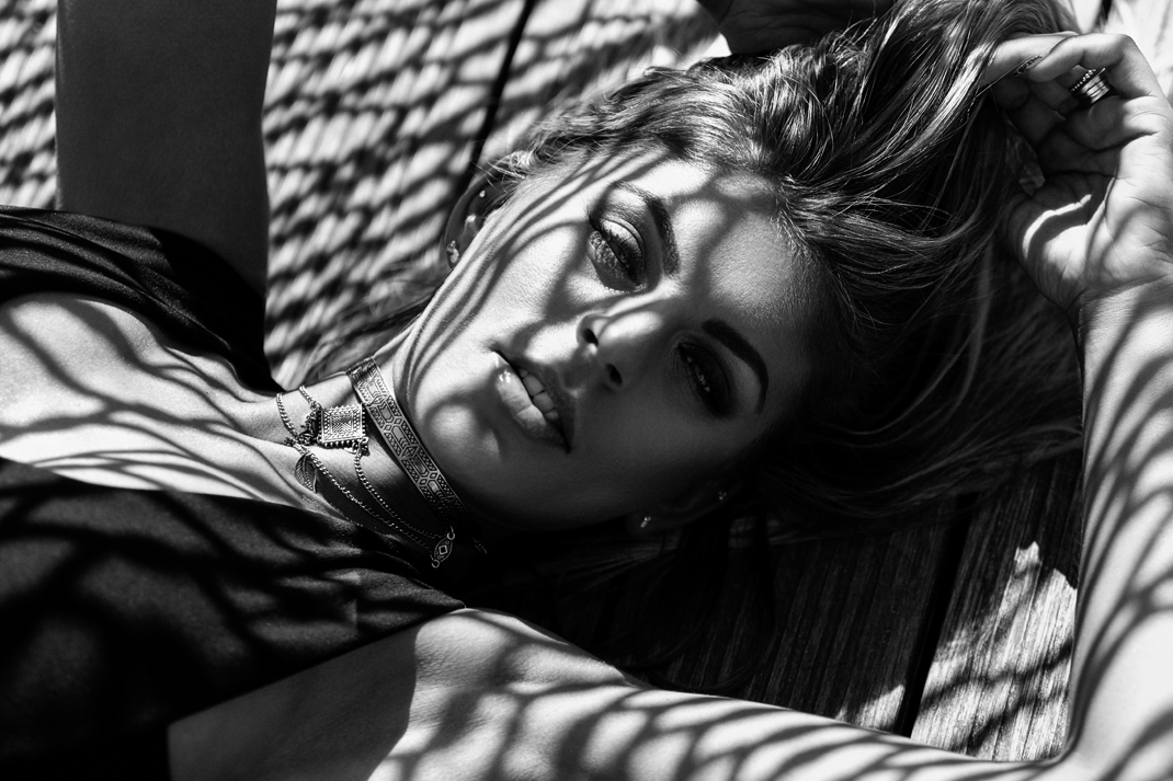 Portrait - Markus Hertzsch - B&W - Girl - Model - Bildlook - Face - Pose - Art - Hair - Eyes - Shadow - Shadowplay - Pattern - Blonde