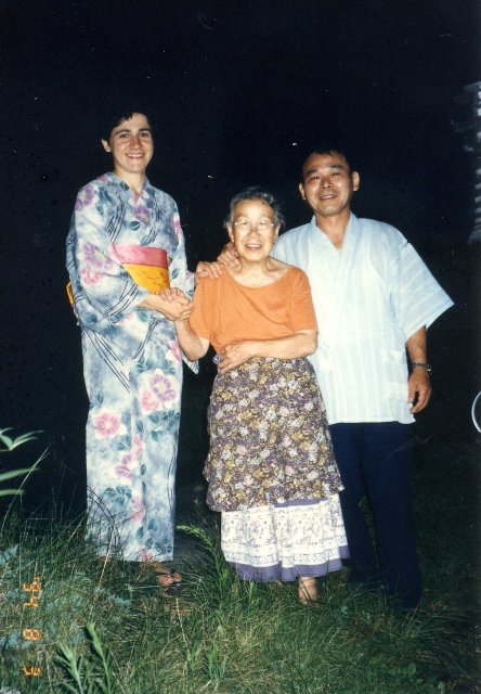 Junto a Seiko Haizaki y su madre, quien confeccionó el kimono que viste.
