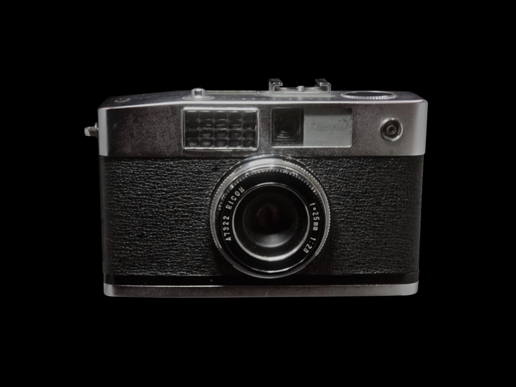 Ricoh caddy 35mm lens shutter Release date: July 1961 Screen size 24 x 17 mm Lens: Ricoh 25mm F2.8 It is equipped with a wide-angle lens (at that time) with a focal length of 35mm when converted to a 35mm screen.