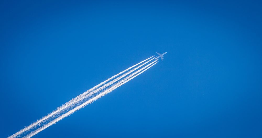 Wat zijn die strepen in de lucht? Dat is waterdamp, dat veroorzaakt wordt door vochtige lucht waar het vliegtuig zich bevind.