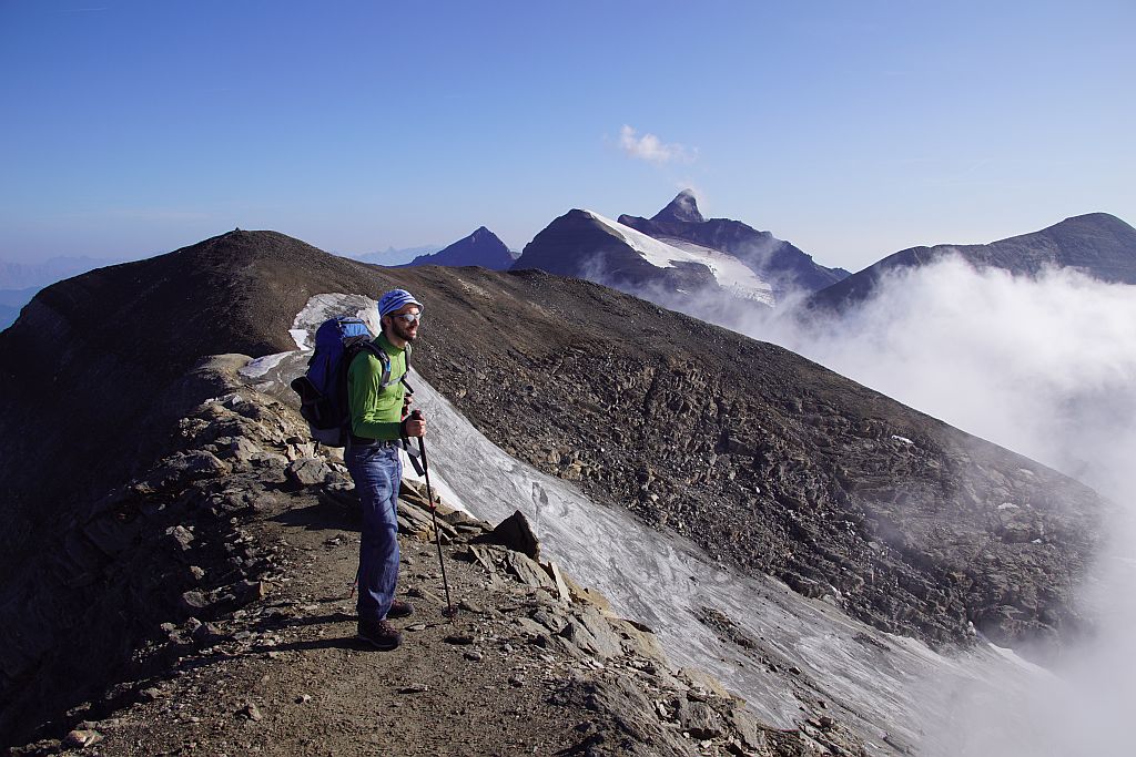 Am Südgipfel (3359m), im Hintergrund der Nordgipfel (3358m), rechts die breite Klockerin und gleich daneben das markante Wiesbachhorn. Ganz rechts der Große Bärenkopf.