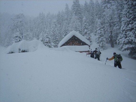 Wir versinken trotz Schiern fast bis zur Hüfte im Schnee und es schneit weiter! Ohne Schier wäre man hier hilflos verloren gewesen.