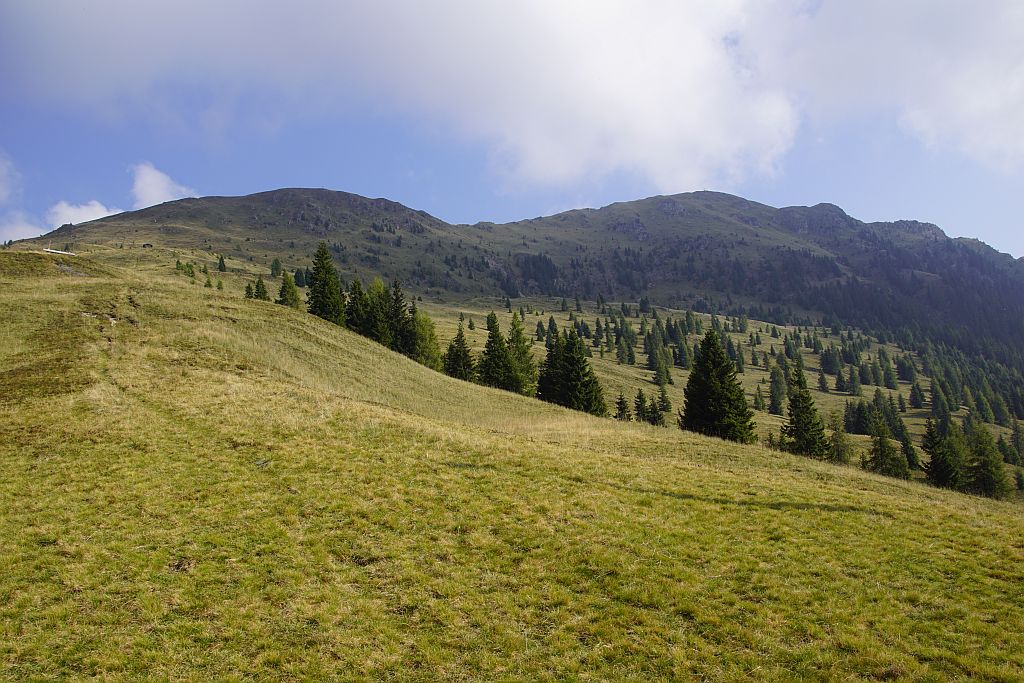 Blick über die Schipiste zu Tolzer (links) udn Gaugen (rechts)