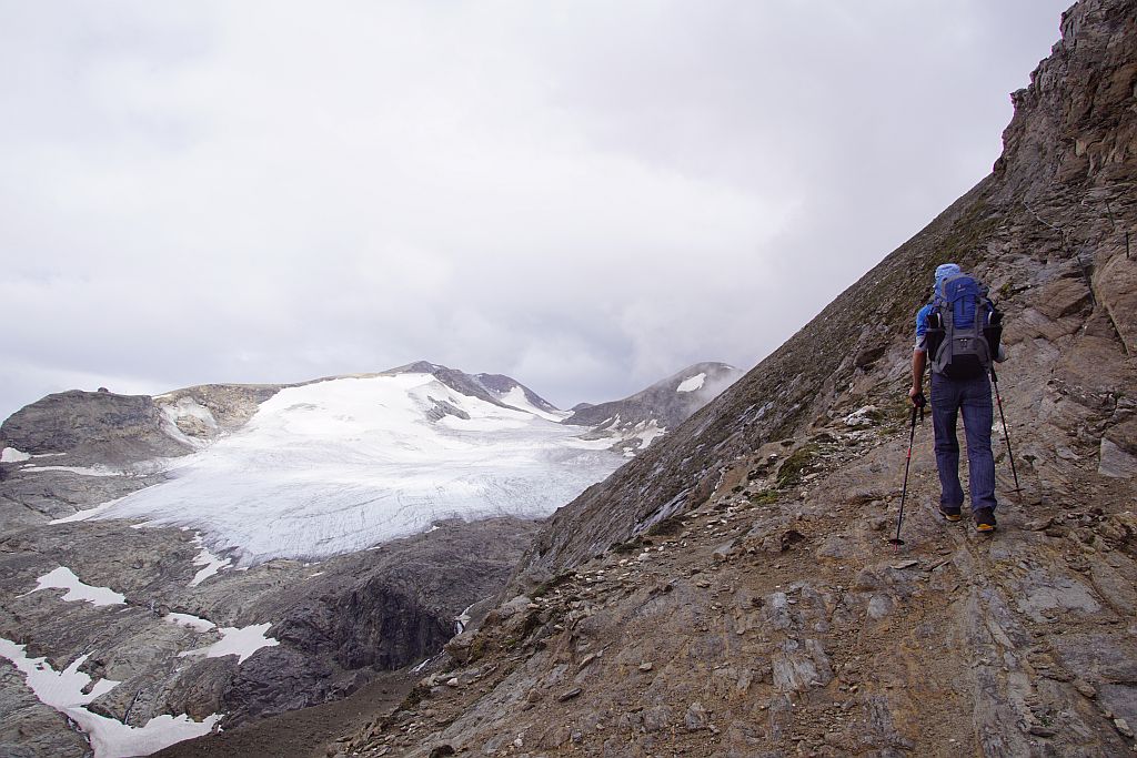 Querung in der steilen Westflanke; links im Bild die Oberwalderhütte und das Wasserfallwinkelkees