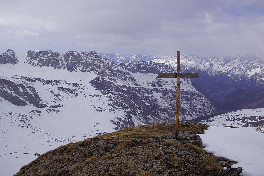 Beim Kreuz am Vorgipfel, Blickrichtung Südwesten zum nahen Stellkopf