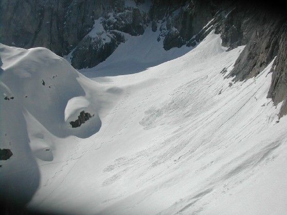 Blick vom Kunzkopf hinunter auf das Eiskar. Im Jahr 2004 lag der Schnee Ende Mai in diesem Teil des Gletschers noch bis 14m hoch