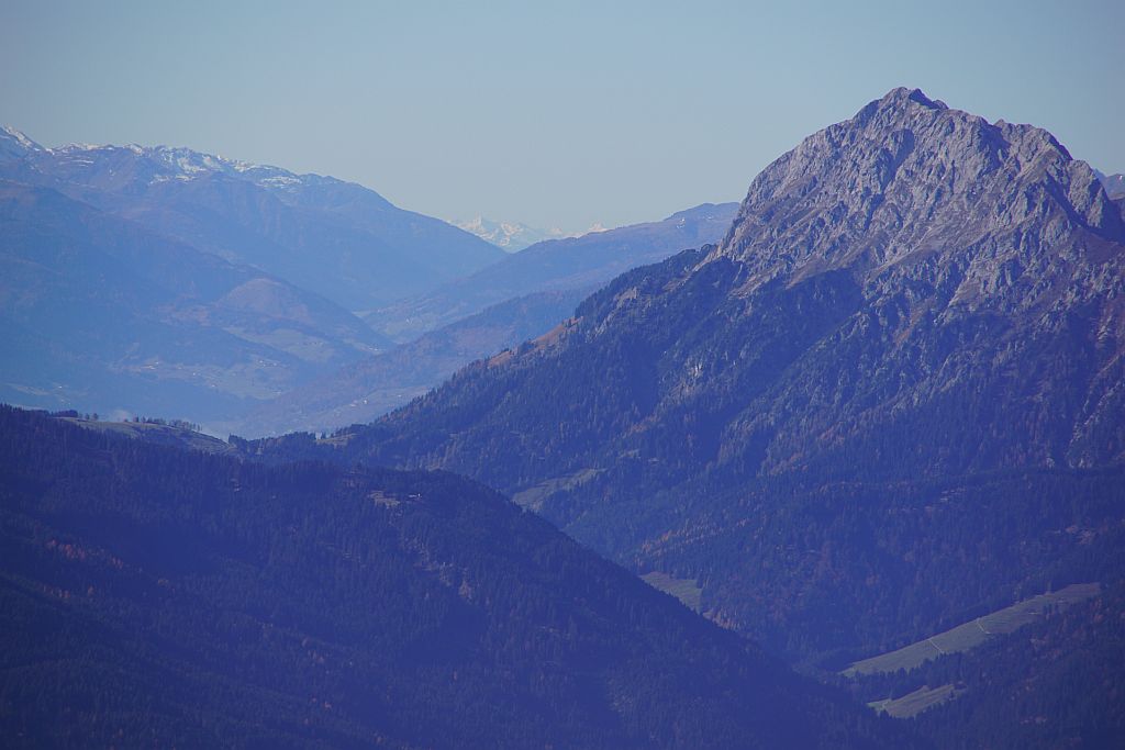 In der Verlängerung vom Lesachtal zeigen sich wieder ein paar weiße Berge, diese sind schon Teil der Ötztaler Alpen (Wildspitze)