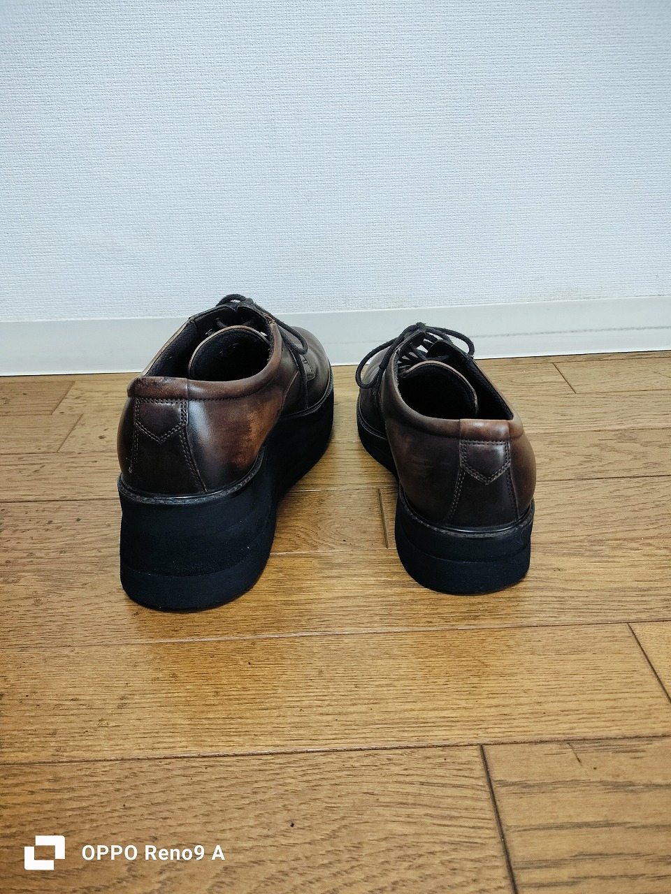 脚の長さが違う方にオーダーメイドで靴底を作製