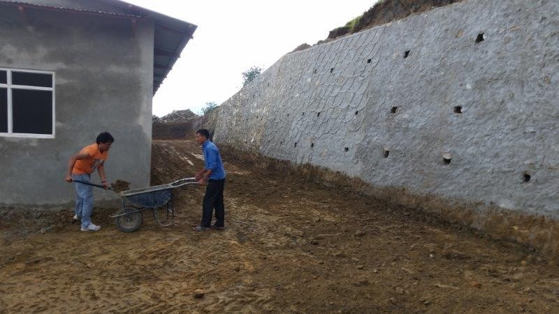 Die große Mauer sichert das Haus gegen Erdrutsche