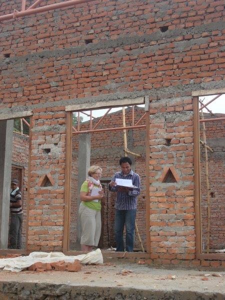 Die deutsche Architektin Sonja Sherpa inspiziert den Bau