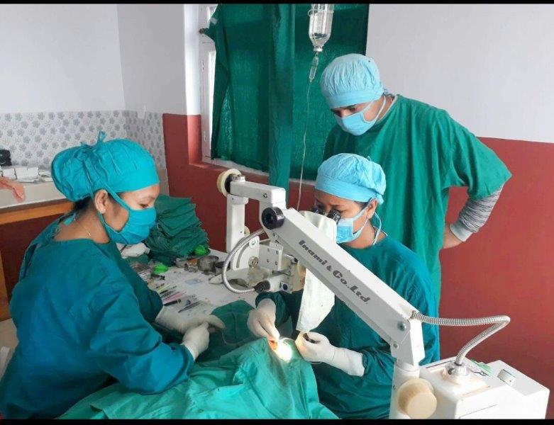 nepalesische Augenärztinnen bei der Arbeit