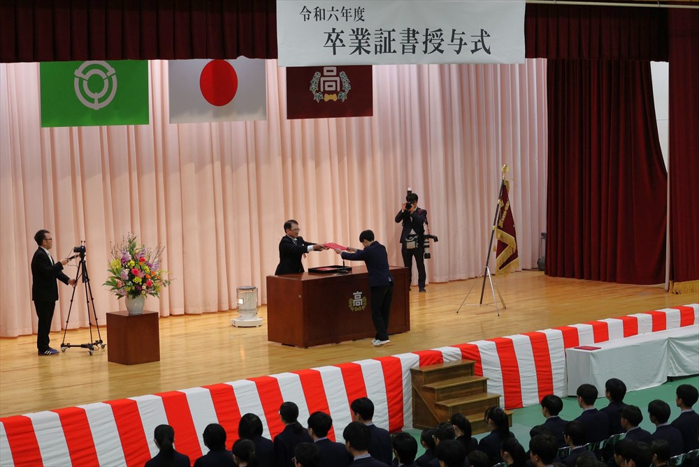 トピックス 令和6年度卒業証書授与式を挙行しました。 - 関市立 トピックス 令和6年度卒業証書授与式を挙行しました。 - 関市立