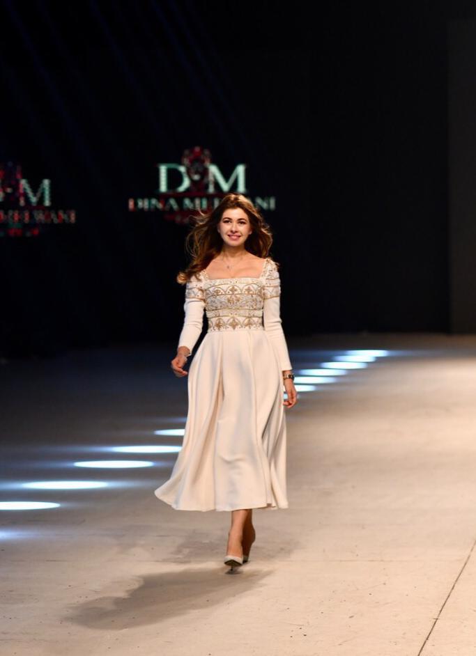 La maison de couture Dina Melwani a établi sa position en tant que créatrice de haute couture. 
