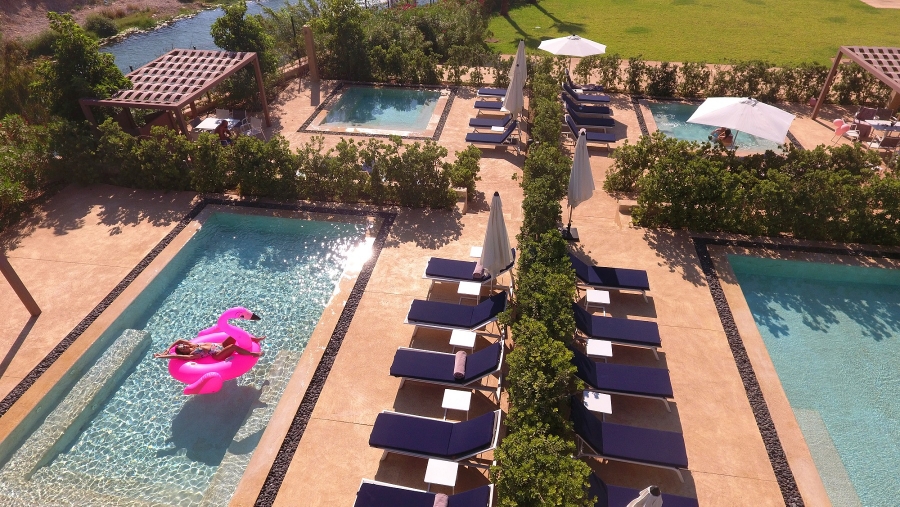 Azure Beach Resort offre à ses clients une place au soleil en les accueillant de nouveau parce que l'été n'est pas encore fini!