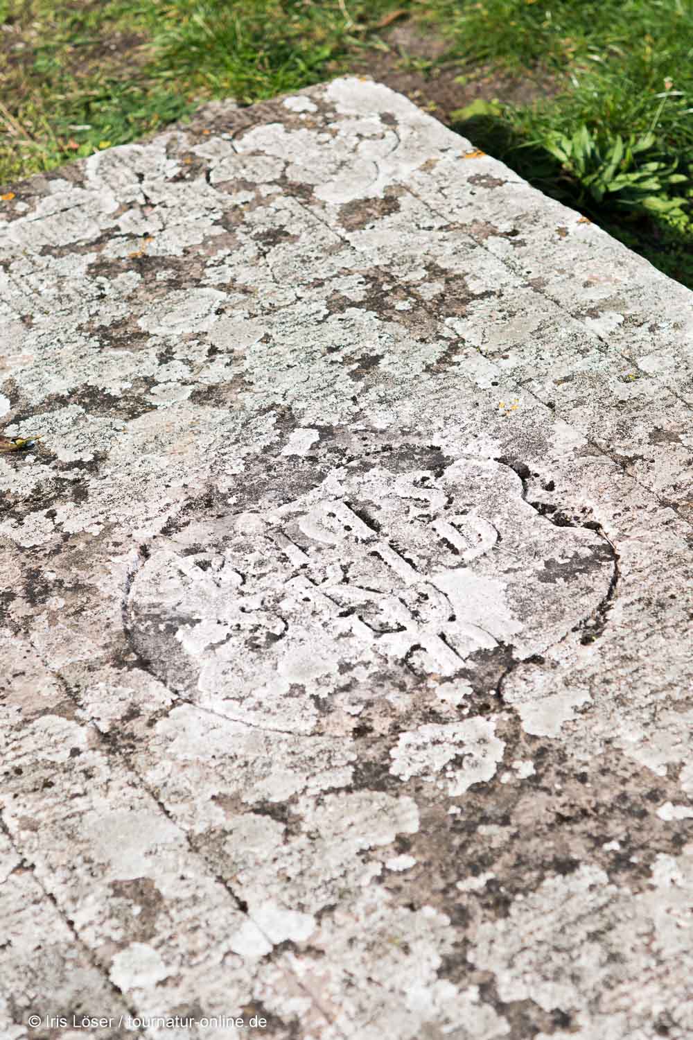Die alten Grabplatten zeigen schöne Reliefe, sind aber stark verwittert.