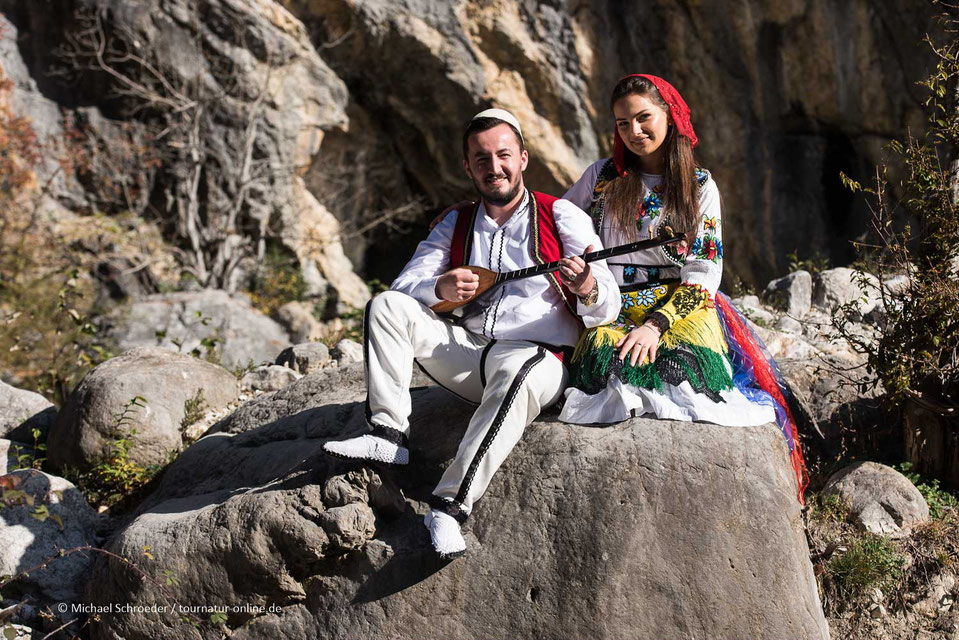 Mit dem Wohnmobil im Valbona Tal - typische Tracht Albaniens