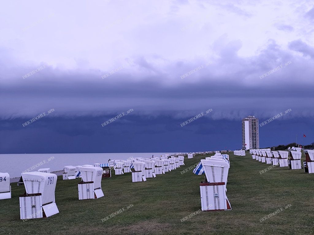 Büsums Strandkörbe vor einer Gewitterfront