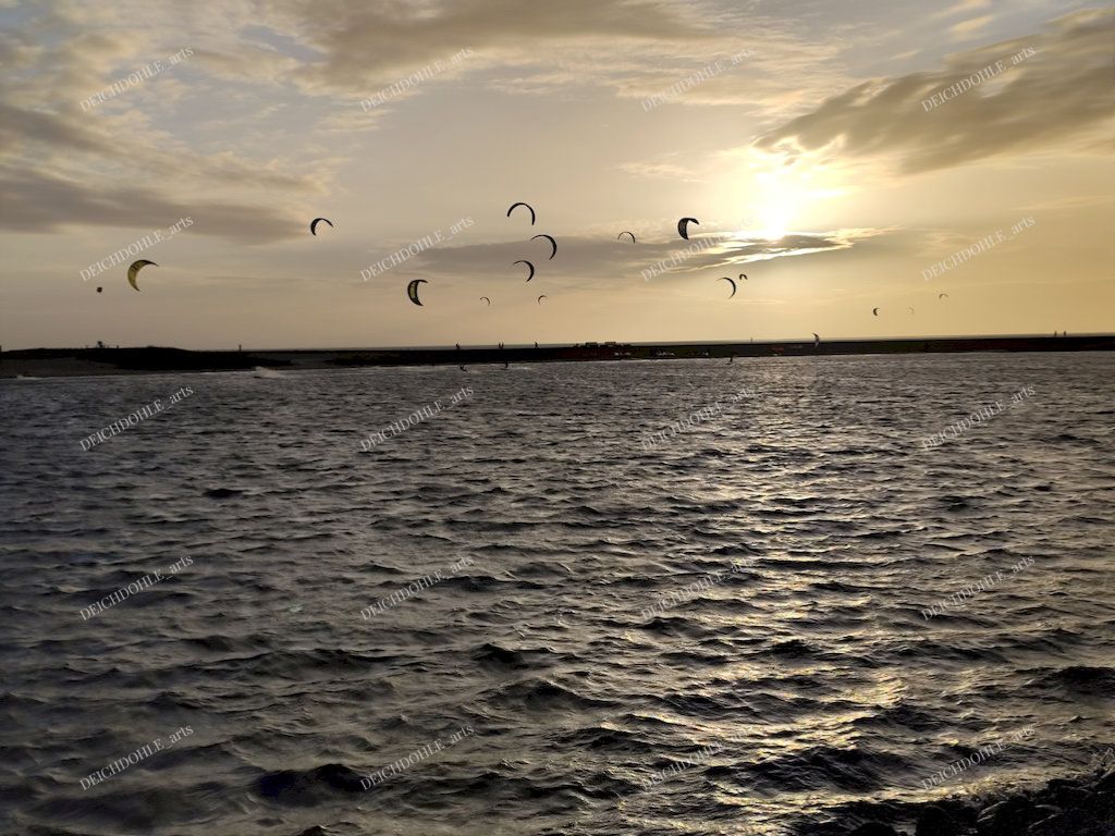 Kitesurfer im Sonnenuntergang in der Familienlagune an der Perlebucht Büsum 