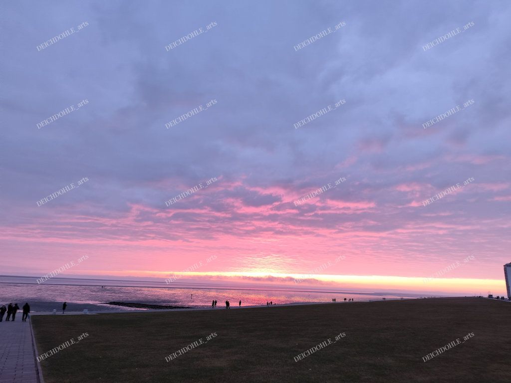 Rosafarbener Sonnenuntergang in Büsum an der Strandpromenade