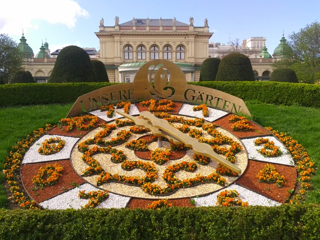 Stadtpark 市立公園 の花時計 ウィーンの街を公認ガイドと歩いてみませんか