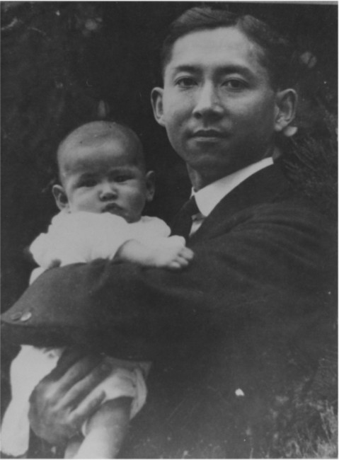 Le futur Roi BHUMIBOL dans les bras de son Père le Prince MAHIDOL, prince de SONGKLA  médecin, décédé à 37 ans le 24 Sept. 1928 à Bangkok;