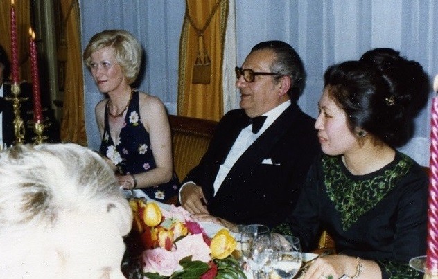 1976.  Jacqueline AUCLAIRE, Pierre MONFRAIS, député de l'Eure, Maguy TRAN.