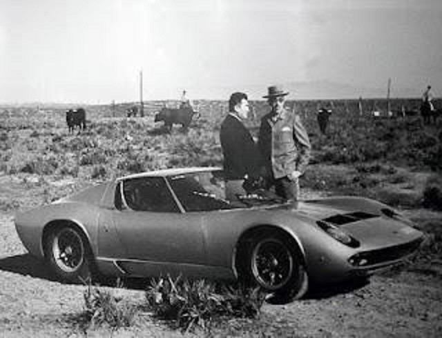 à dte. DON EDUARDO II MIURA FERNANDEZ et FERRUCCIO LAMBORGHINI AVEC LA "MIURA" P400S 1969.