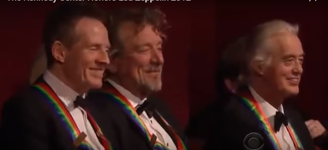 2012.  KENNEDY CENTER. LED ZEPPELIN. g.à dte JOHN PAUL JONES (1946), ROBERT PLANT (1948), JIMMY PAGE (1944). LES HEROS SONT FATIGUES....