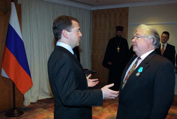 2008. BRUXELLES, HÔTEL HILTON. LE PRESIDENT MEDVEDEV DECORE SACHA. POUCHKINE, DE L'ORDRE POUCHKINE, UNE DISTINCTION DESTINEE AUX PERSONNES MERITANTES DANS LE DOMAINE CULTUREL.Avec nos vifs remerciements à l'Ambassade de la Fédération de Russie à Bruxelles