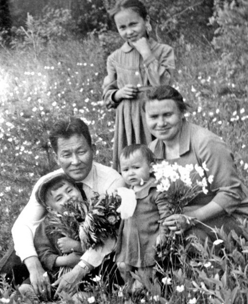 LA FAMILLE SHOYGU. g. à dte : LE PAPA KHUZUGET avec LE JEUNE SERGUEÏ, LA PETITE DERNIERE IRINA et LA MAMAN ALEXANDRA, debout L'AÎNEE LARISA.   C* Archives personnelles