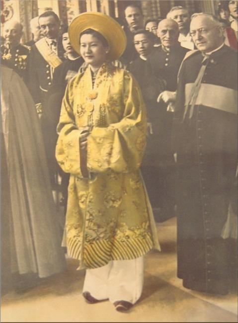 21 JUILLET 1939 ROME. SA MAJESTE L'IMPERATRICE NAM PHUONG ACCUEILLIE AU VATICAN. L'IMPERATRICE AVAIT REVÊTUE LA TENUE NATIONALE JAUNE AU LIEU DU BLANC REQUIS POUR LES REINES OCCIDENTALES.   Archives La Sera