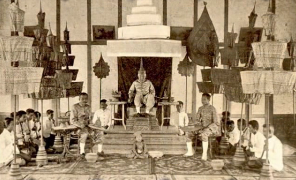 S. M. OUNKHAM ROI DE LUANG PRABANG 1872/1889 (1811-1895). LORS DU SAC DE SA CAPITALE EN 1887 PAR LES PAVILLONS NOIRS LE ROI FUT SAUVE PAR LE CONSUL DE FRANCE, AUGUSTE PAVIE. RECONNAISSANT IL CONFIA SON ROYAUME A LA PROTECTION DE LA FRANCE.