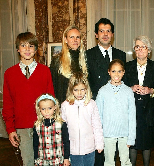 2004. LE PRINCE et LA PRINCESSE AVEC LEURS 4 ENFANTS et LA MAMAN DU PRINCE