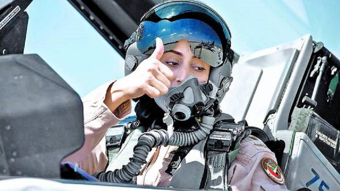 Maryam AL-MANSOURI née en 1979, première femme pilote de F15 en 2014 