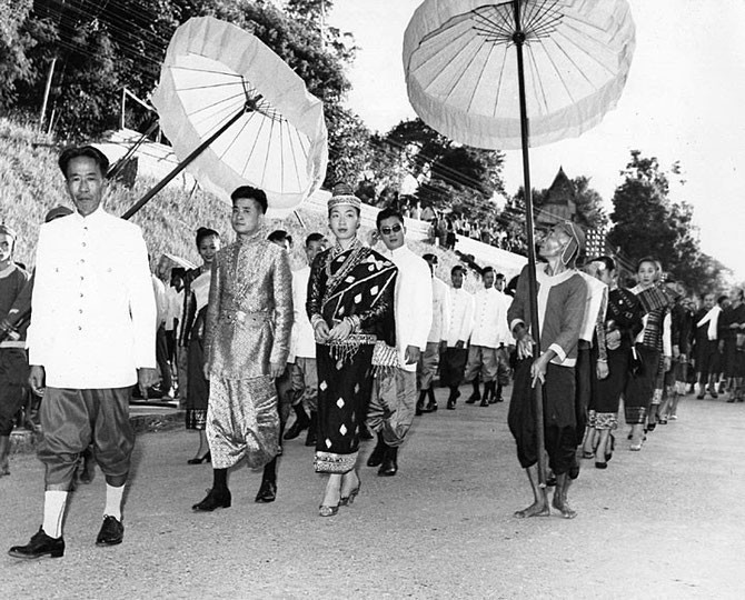 21 SEPTEMBRE 1957. CORTEGE DU MARIAGE DE LA PRINCESSE SISAVANH SAVANG (1933 + 2007) AVEC LE PRINCE MANGKHALA SISUMANG MANIVONG (1932).  C* BIBLIOTHEQUE DU CONGRES JOËL MARTIN HALPERN (1932-2009) PAPERS.