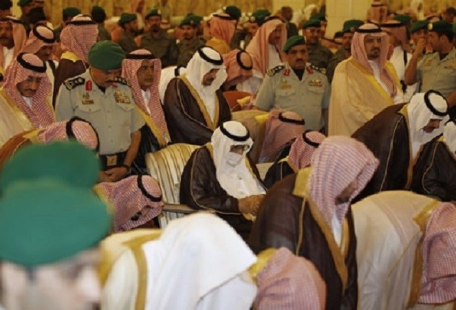 MARDI 25 OCTOBRE 2011. SA MAJESTE RECEMMENT OPERE DU DOS ET PORTANT UN MASQUE A TENU à ASSISTER AUX FUNERAILLES DU PRINCE HERITIER SULTAN à RIYADH. MOSQUEE IMAM TURKI.