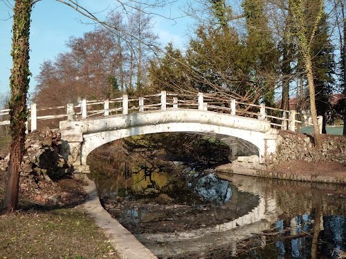 LE MÊME PONT EN L'AN 2000. IL FAIT FACE à UNE ALLEE ABOUTISSANT à L'AVENUE DU GENERAL DE GAULLE. UNE PARTIE DU PARC EST RACHETEE PAR LA MAIRIE ET OUVERTE AU PUBLIC.