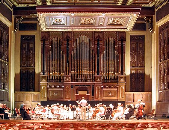 ROYAL OMAN SYMPHONY ORCHESTRA créé en 1985 sous l'impulsion de Sa Majesté. Que des musiciens arabes.