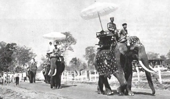 L'ORDRE DU MILLION D'ELEPHANTS ET DU PARASOL BLANC FUT FONDE EN 1909 PAR S.M. SISAVANG VONG. PROCLAME ROI LE 28 AVRIL 1904, COURONNE LE 5 MARS 1905, SON ROYAUME COUVRE 240.000 Km2 BORDES PAR CINQ FLEUVES.