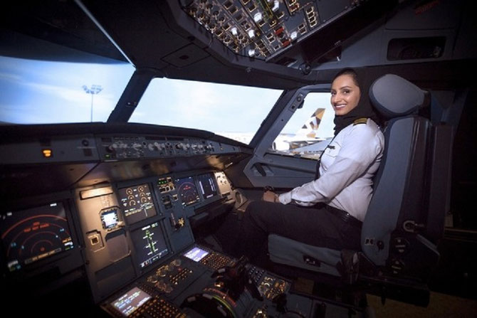 Aisha AL MANSOURI , pilote d'un A 380 en 2016.