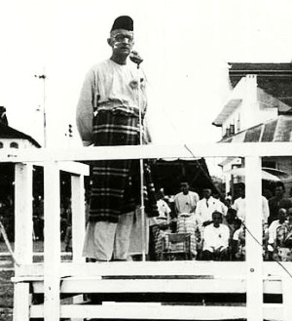 VERS 1947/1948   DATO ONN JAAFAR S"ADRESSAIT  à L'UMNO.....