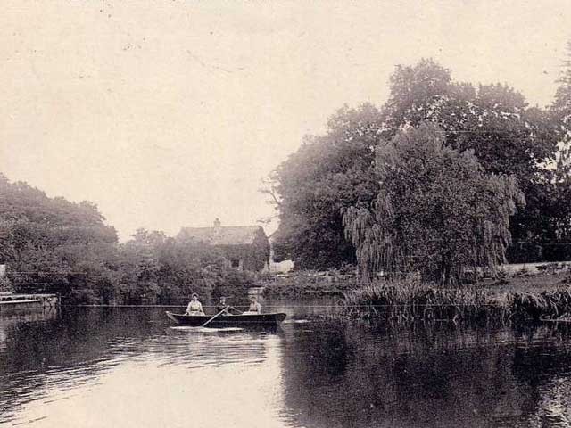 CHÂTEAU DE LA DOUTRE. PIECE D'EAU.