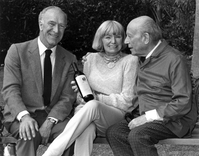 1980. g.à dte. ROBERT MONDAVI 1913+2008, avec MARGRIT SON EPOUSE 1925+ 2016 et PHILIPPE DE ROTHSCHILD 1902+1988