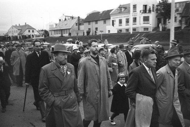 1er MAI 1962. SVAVAR et THOR VILHJALMSSON  à UN DEFILE. EN 1991 THOR  PUBLIERA CHEZ BLONDEL AU DANEMARK UN OUVRAGE SUR LA VIE DE GUDNASON et L'ART SVAVARS.