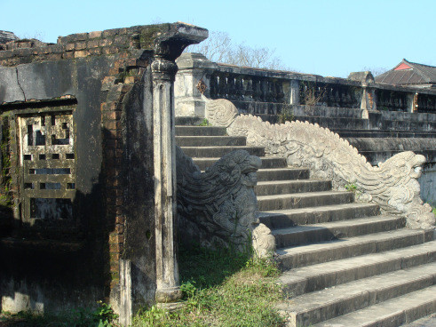 RUINES DU PALAIS KIËN TRUNG DETRUIT EN 1947 PAR LE VIETMINH.