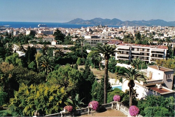 A DROITE, AU PREMIER PLAN, LES TOITS DE LA VILLA "LES TERRASSES" PLUS PROCHE VOISINE DE THORENC.